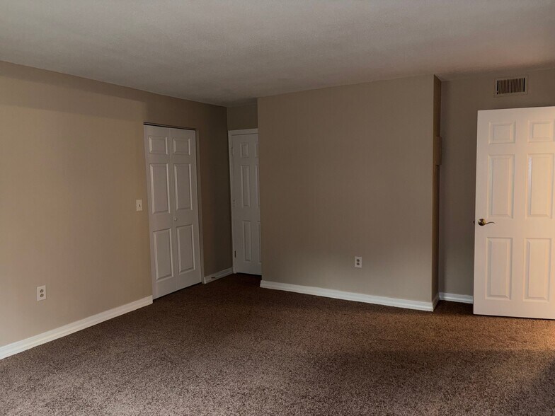 Building Photo - 14 Shadowbrook Ln