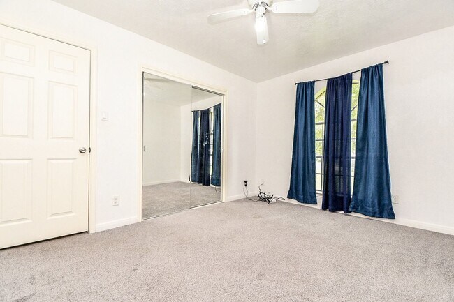 Building Photo - 9037 Crestview Dr