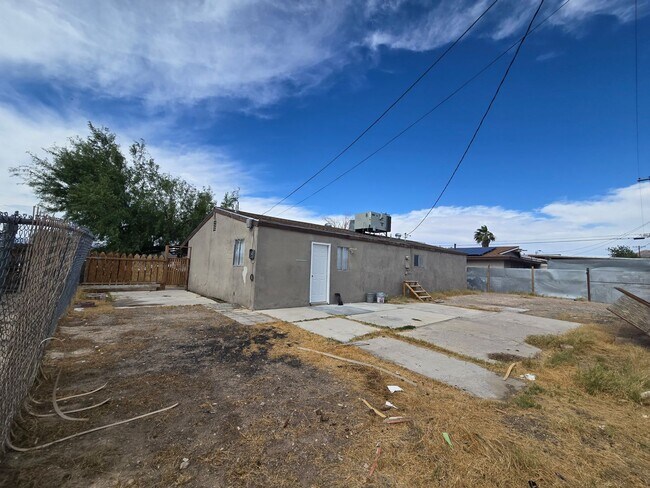 Building Photo - Newly Remodeled 3 Bedroom 1 Bathroom Home!...