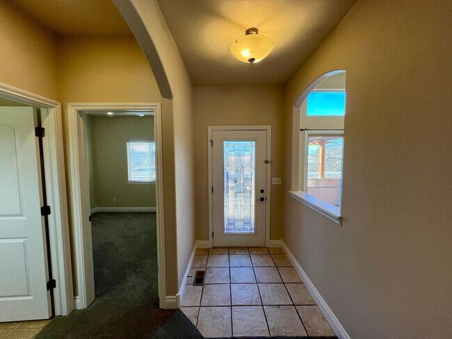 Building Photo - 5807 Zinfandel St