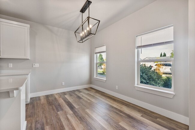 Building Photo - Awesome end unit 3 Bed 2.5 Bath townhome i...