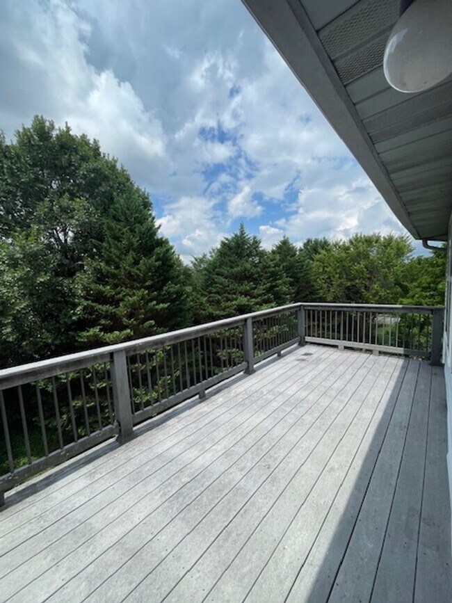 Building Photo - City of Maryville 1 bedroom with garage Call Ed Johnson 865-924-5045 or Debra Johnson 865-591-8281