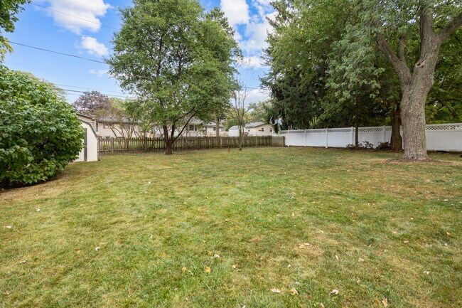 Building Photo - 328 S 14th St