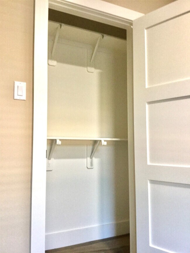 Building Photo - 2075 Briar Grove Dr