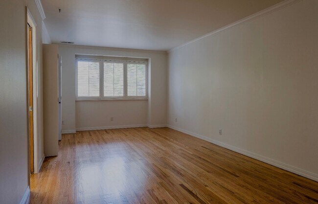 Building Photo - Charming spacious home, convenient locatio...