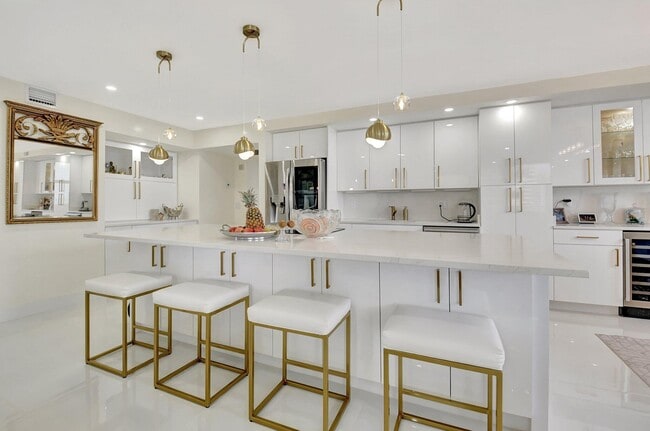 Building Photo - 5440 N Ocean Dr