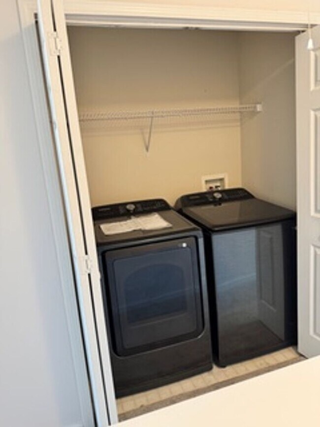 Building Photo - Wonderful townhome in Perfect Location