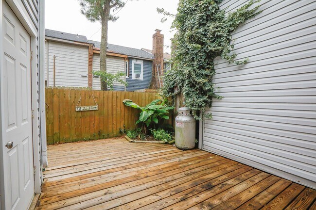Building Photo - Spacious Townhome Move in Ready!!
