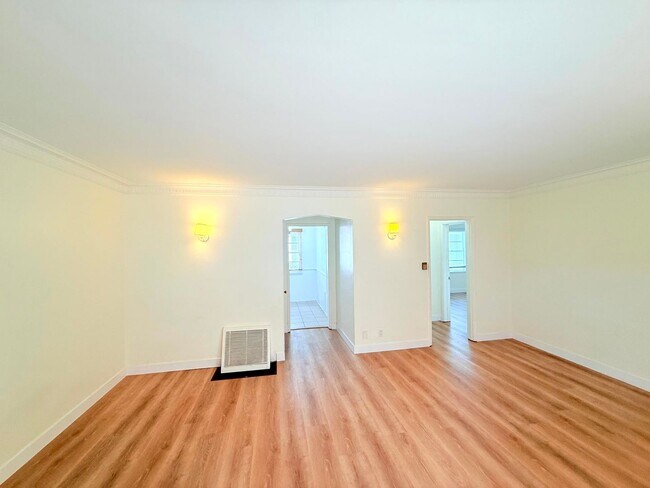 Building Photo - 626 1/2 N Spaulding Ave