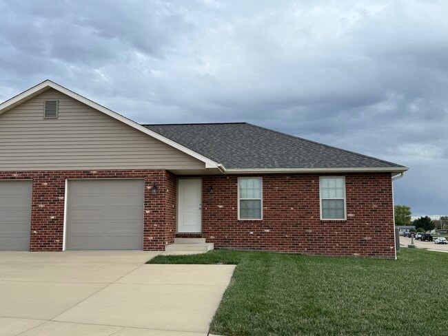 Primary Photo - 734 Ward Ave