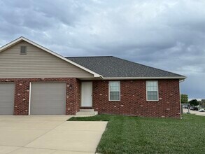 Building Photo - 734 Ward Ave