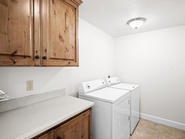 Building Photo - Luxurious Condo in North Orem