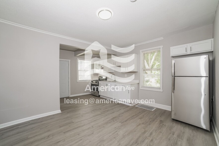 Building Photo - 210 E Maywood Ave
