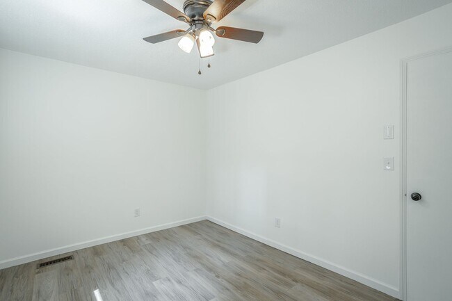 Building Photo - Spacious House in Hixson