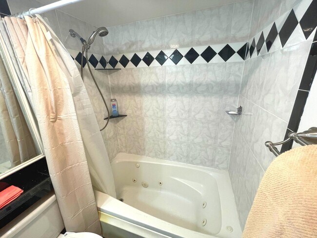 Building Photo - 2805 SW 22nd Ave