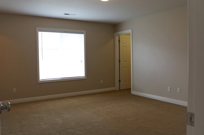 Building Photo - Home Sweet Home! 4 Bedroom/2.5 Bath in Salmon Creek: Available 10/10!