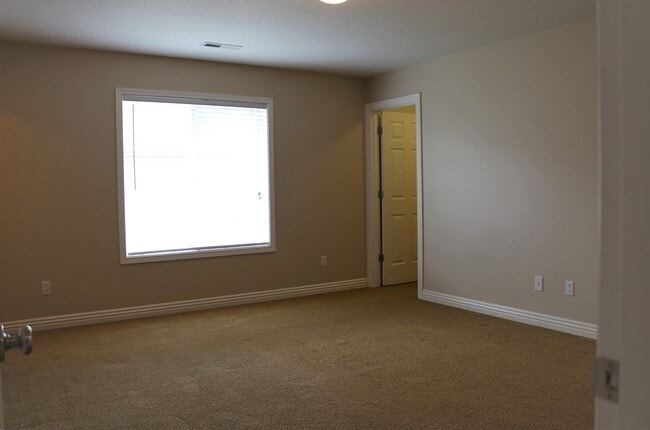 Building Photo - Home Sweet Home! Spacious 4 Bedroom/2.5 Bath in Salmon Creek!