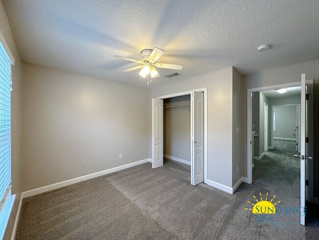 Building Photo - Beautiful 3 Bedroom Townhouse Near Both Mi...