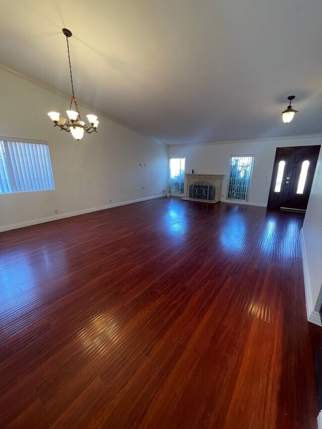 Building Photo - Beautiful 3 Bedroom, 2 Bathroom House w/ a Pool For Rent in Mission Viejo!