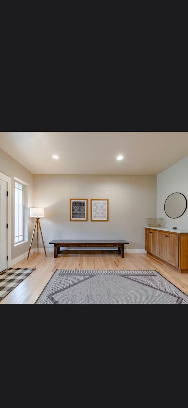 Foyer - 4156 Williams St