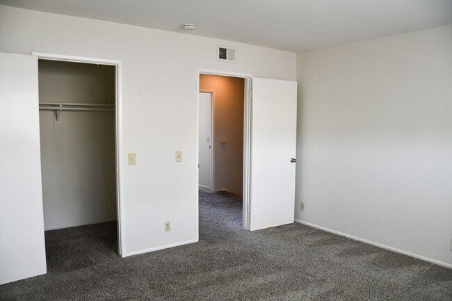 Building Photo - 522 E Collins Ave