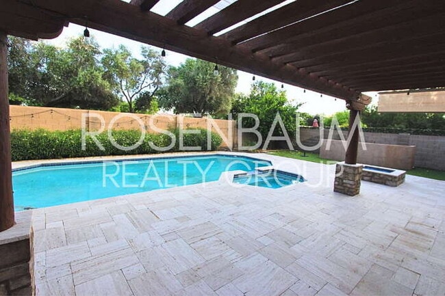 Building Photo - Stunning 4-bedrooms, 3.5 baths home with a...