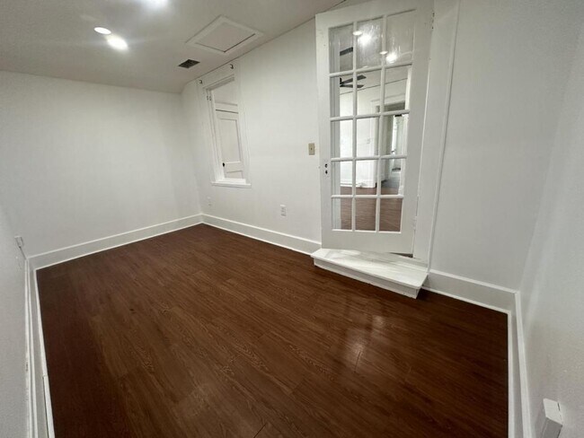 Building Photo - 704 S 26th St