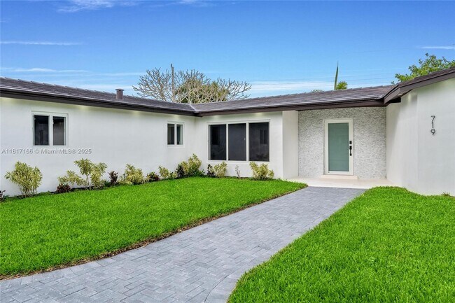 Building Photo - 719 SW 25th Ave