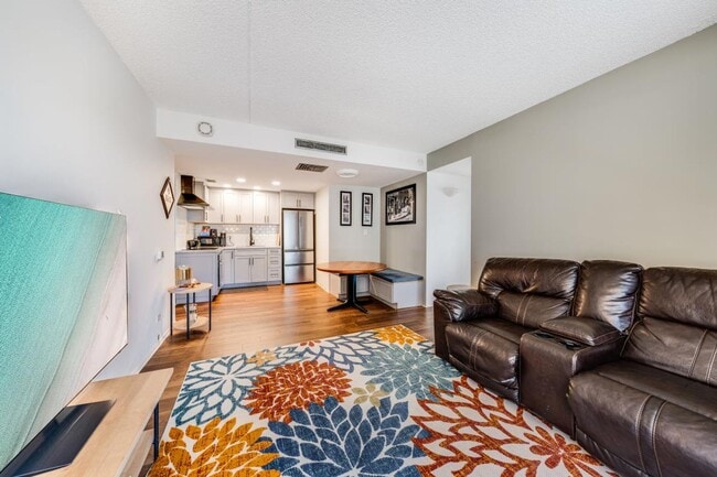 Building Photo - 2BED 2 BATH ALL UTILITIES INCLUDED DOWNTOW...