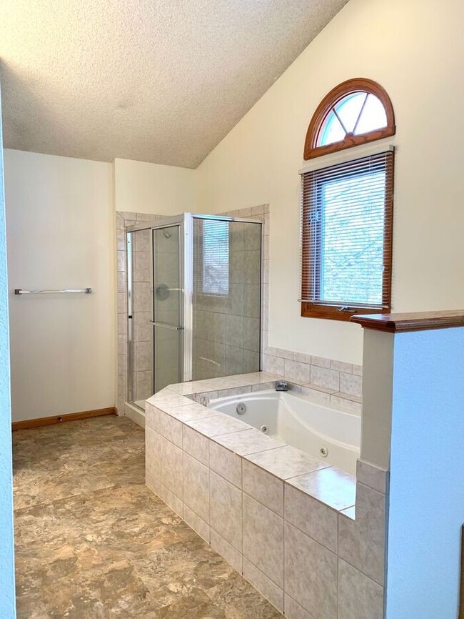 Building Photo - Beautiful & Spacious 4 Bedroom 2.5 Bath Ho...