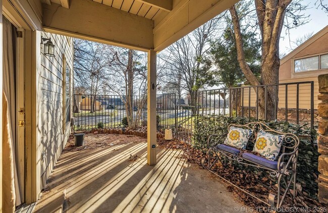 Building Photo - Gorgeous Condo in The Gated Community of The Timbers!