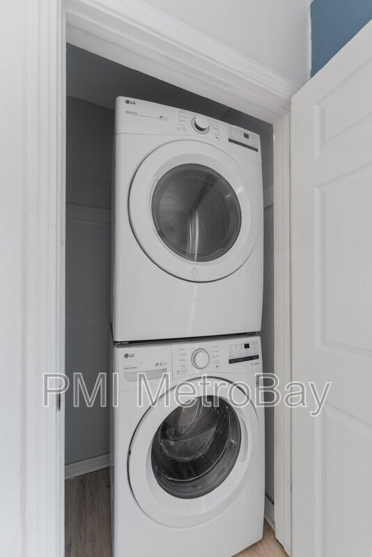 Building Photo - 4939 Woodland Dr