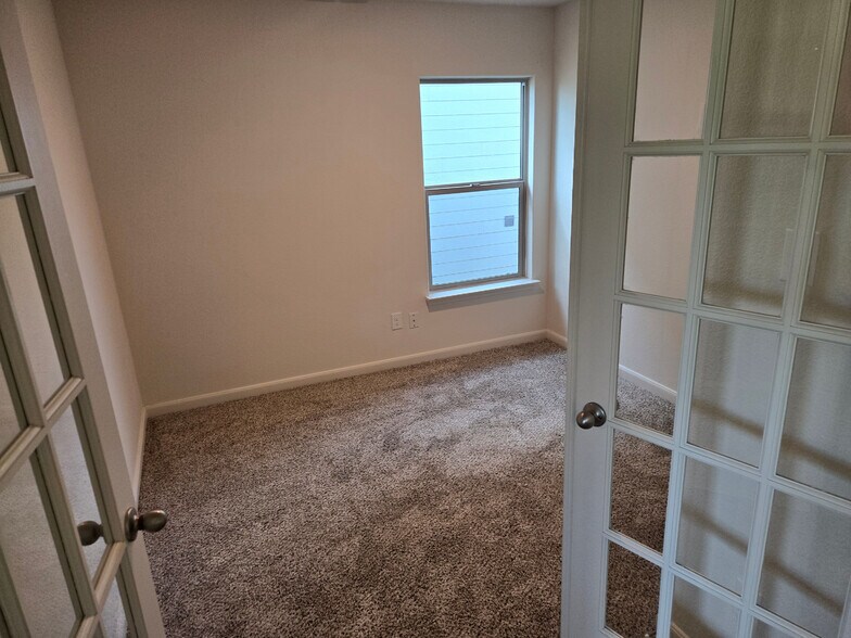 Building Photo - Room in House on Musselshell Dr