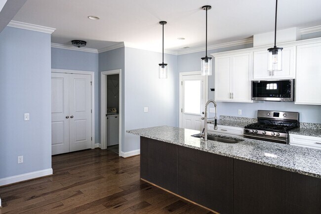 Building Photo - 3 Bedroom, 2.5 Bath in Prime Location! Law...