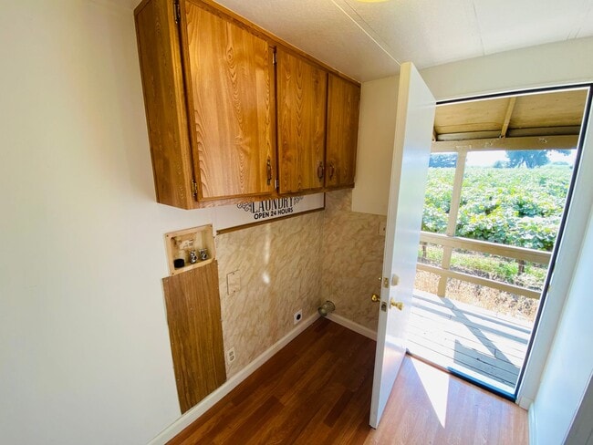 Building Photo - Cute Country Home on 1 Acre!