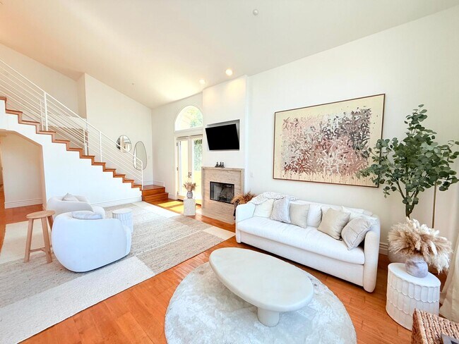 Building Photo - Sophisticated Bright & Spacious Furnished ...