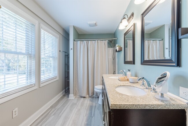 Building Photo - 9 Brookview Cir