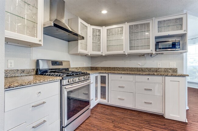 Building Photo - 706 Deep Well Dr