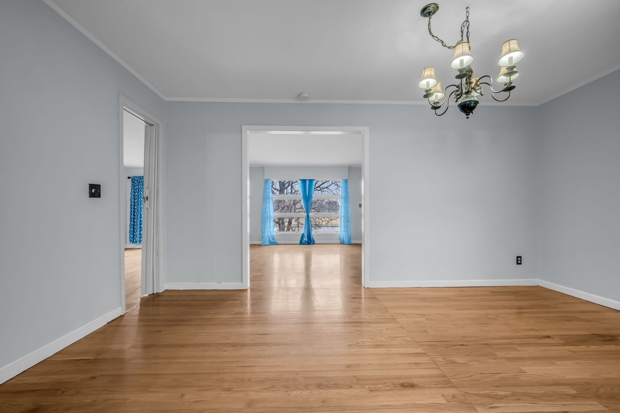 Building Photo - 205 W Lake Dr