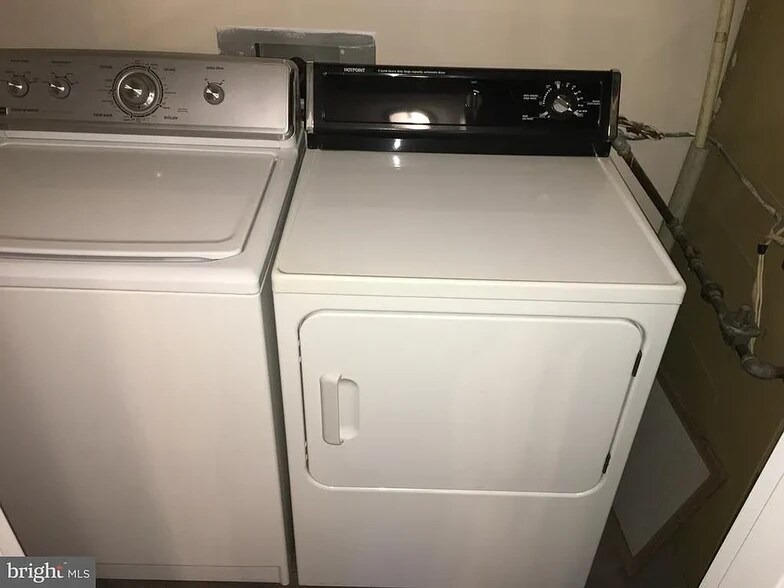 Building Photo - 611 Painters Xing