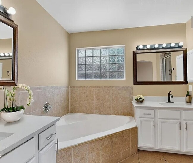 Building Photo - 4 BEDROOM 3 BATHROOM HOME! fully remodeled...