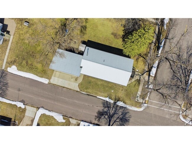 Building Photo - 226 3rd Ave S