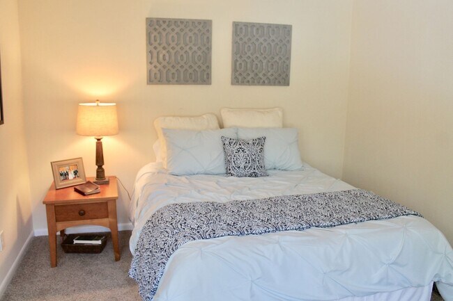 Building Photo - Spacious, Open Floor Plan at the end of 81st Street on the State Park!