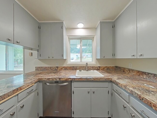 Building Photo - 3 Bedroom House ~ North Albany ~ Pet Friendly