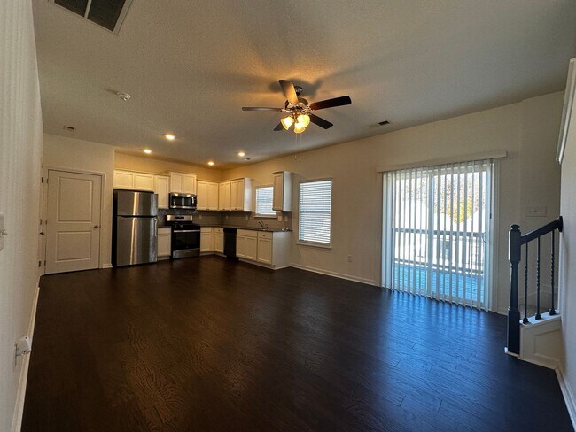 Building Photo - E. Morristown - 3 bed/2.5 bath home with garage