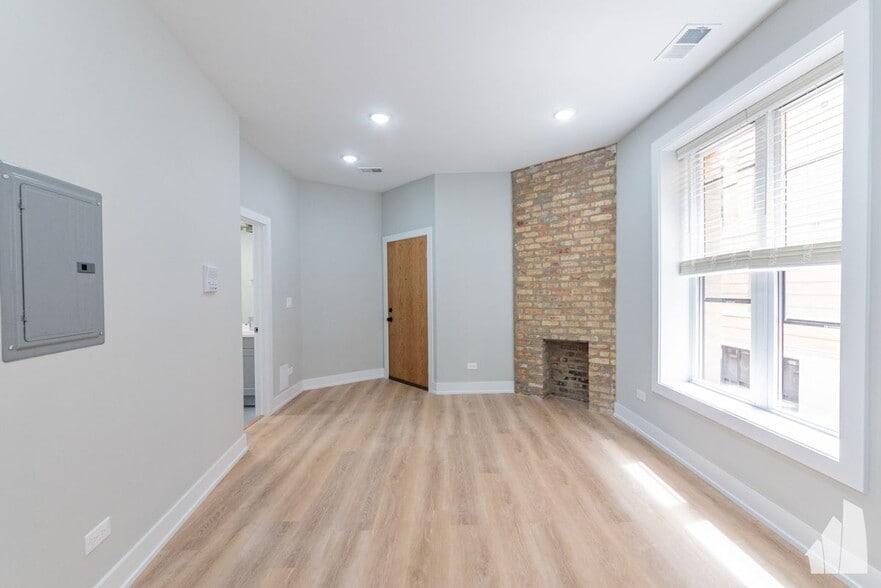 Building Photo - 428 W Belden Ave