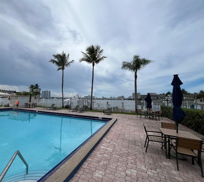 Building Photo - 2821 N Miami Beach Blvd