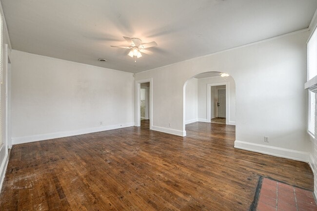 Building Photo - 2 Bedroom 1.5 bath All Brick Ranch in Rock...
