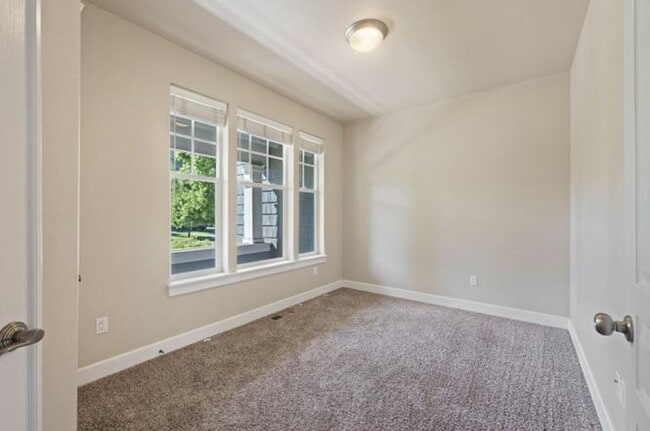 Building Photo - Charming Northwest Crossing Townhome!