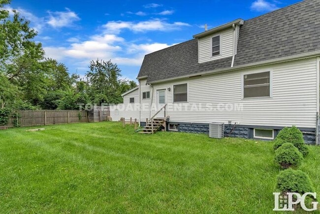 Building Photo - 1733 Stahlwood Ave